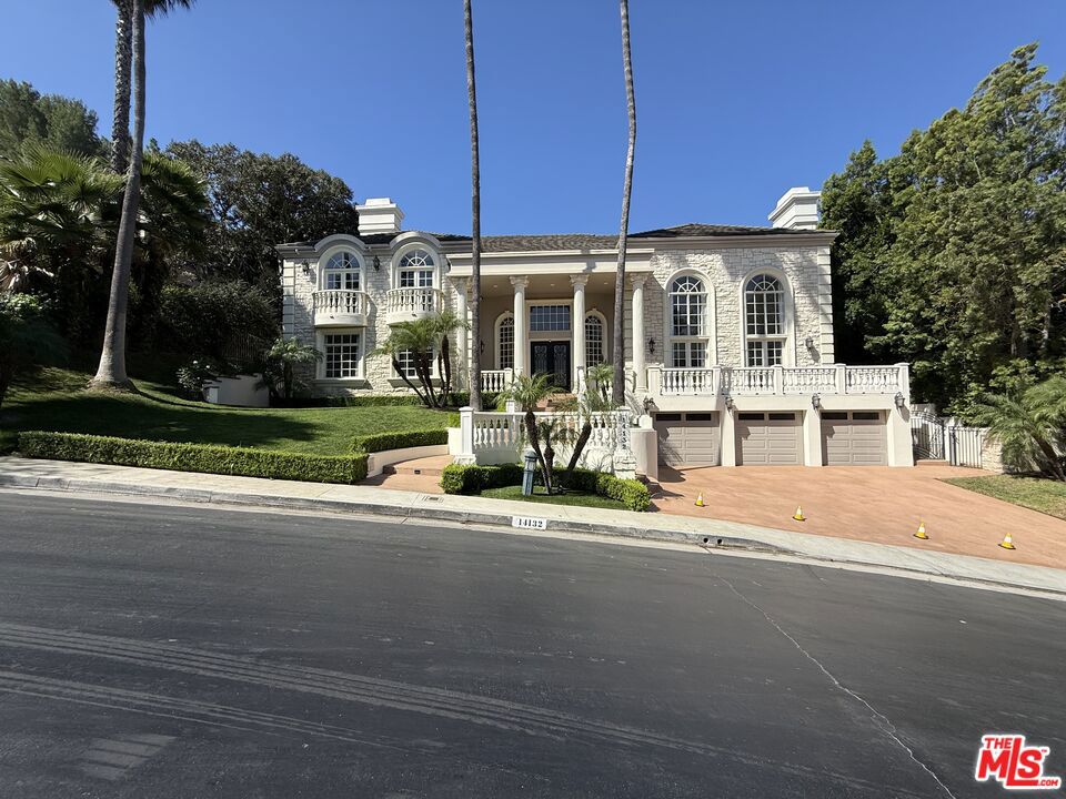 https://media.crmls.org/mediaz/29a9e207-abff-4786-87f7-669b6cca7726.jpg?preset=X-Large