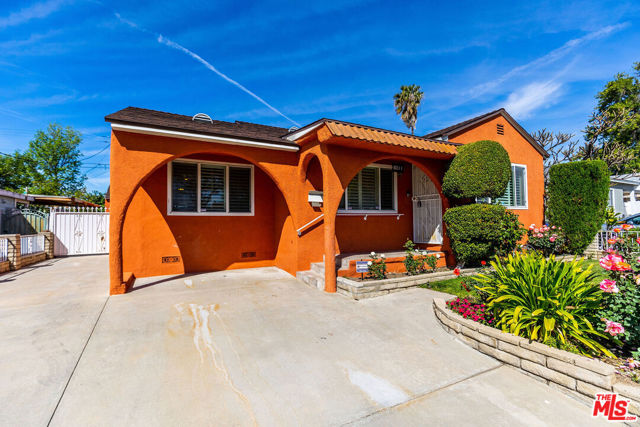 8211 NOBLE Avenue photo 3