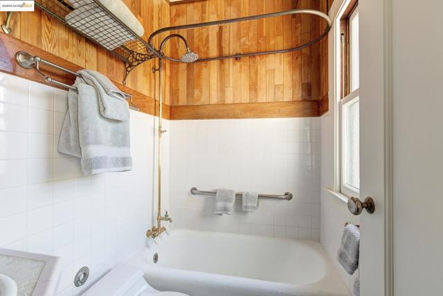 22 Sea View Ave, Piedmont CA: https://media.crmls.org/mediaz/29aada97-d845-46c4-be21-8c7c1caf1b7f.jpg