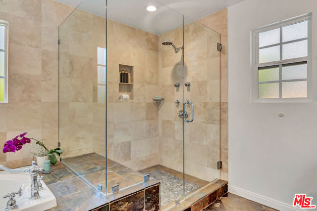 6001 Oakdale Avenue, Woodland Hills CA: https://media.crmls.org/mediaz/29ab433a-b1a3-425c-a4dc-d8295c081f62.jpg