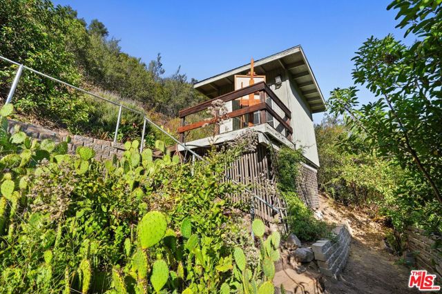 860 Old Topanga Canyon Road, Topanga CA: https://media.crmls.org/mediaz/29acd10a-1871-47dd-8dc4-3f06cc928d85.jpg