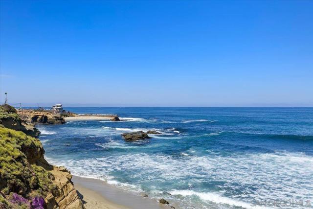8040 Girard Ave, La Jolla CA: https://media.crmls.org/mediaz/29ad329f-328b-4eb3-bb23-6d26f9a336d4.jpg