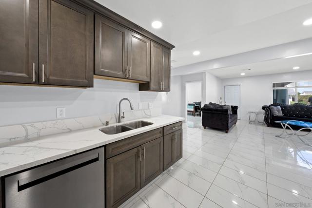 619 Dorothy St, El Cajon CA: https://media.crmls.org/mediaz/29adcde9-0932-43df-8508-3bbd2abda90e.jpg