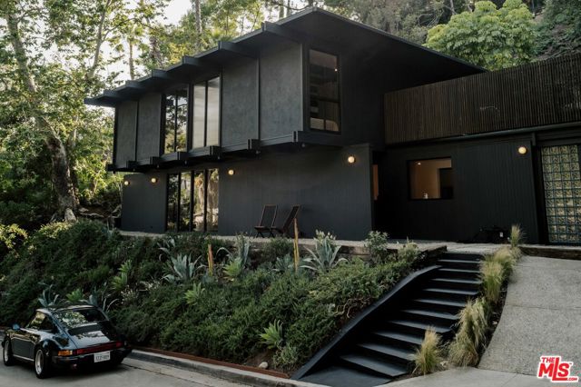 5649 Valley Oak Drive, Los Angeles CA: https://media.crmls.org/mediaz/29adce18-3b27-4970-a8d5-bb6fa77d96db.jpg