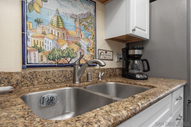 2564 Navarra Dr, Carlsbad CA: https://media.crmls.org/mediaz/29adde57-514b-487e-abaf-ea86171fdff4.jpg