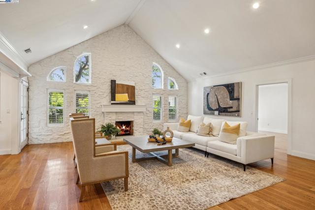 628 Saint Mary St, Pleasanton CA: https://media.crmls.org/mediaz/29ae55e5-d6b8-4074-911d-7aa5476cef39.jpg