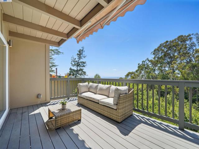 2323 Mastlands Dr, Oakland CA: https://media.crmls.org/mediaz/29ae7f38-433c-419b-bf07-53cb7f67f695.jpg