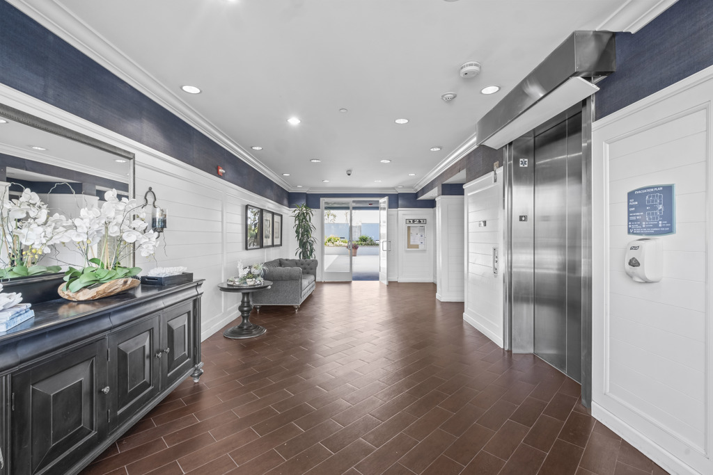1901 Victoria Avenue #201