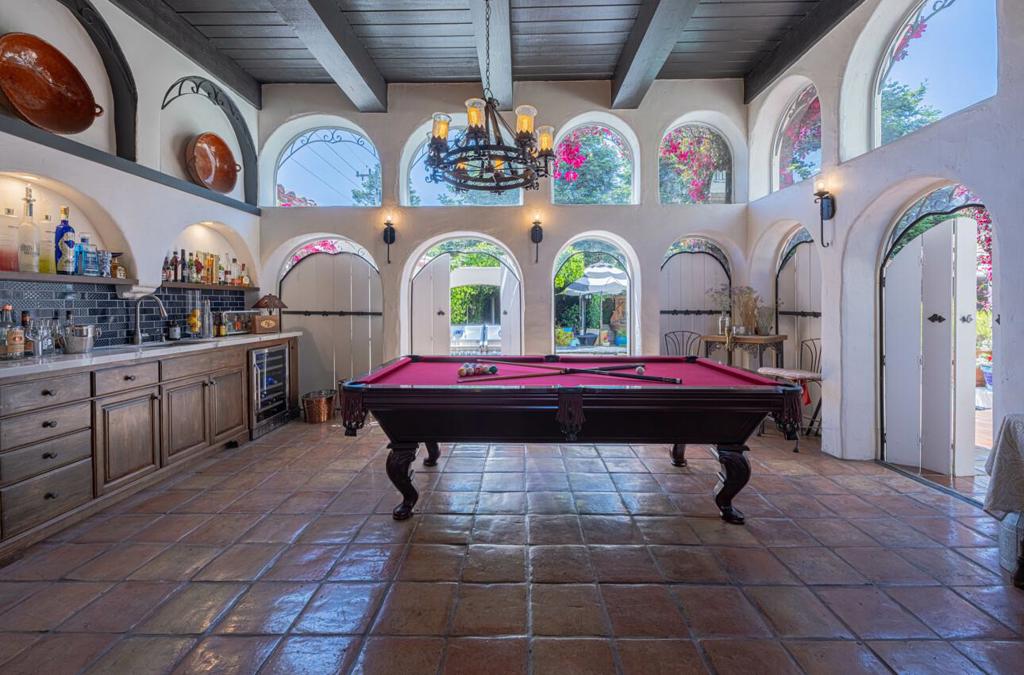 https://media.crmls.org/mediaz/29af8c45-5108-4e42-b897-f79bdaf65c93.jpg?preset=X-Large