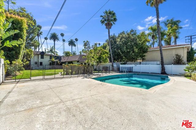 626 N Canon Drive, Beverly Hills CA: https://media.crmls.org/mediaz/29af965a-0571-49cd-8610-de5605a19c24.jpg