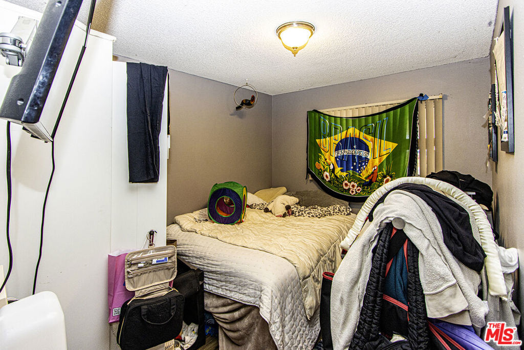 https://media.crmls.org/mediaz/29b00d16-b4fd-4897-8340-7e49e5b5335b.jpg?preset=X-Large