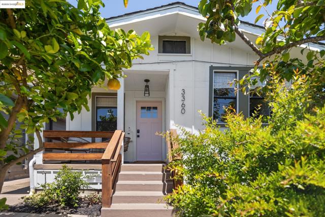 3360 Arizona St, Oakland CA: https://media.crmls.org/mediaz/29b023a1-a1be-42ac-b96f-0b20557cf549.jpg
