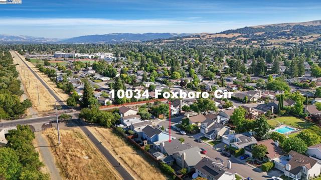 10034 Foxboro Cir, San Ramon CA: https://media.crmls.org/mediaz/29b132dd-a4c6-49bb-b943-a26a4e1fc2b4.jpg