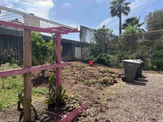 2250 N Broadway, Escondido CA: https://media.crmls.org/mediaz/29b25730-0634-4925-8eac-20fe23b4ab90.jpg