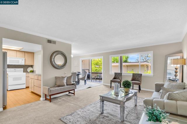 1200 Canyonwood Ct, Walnut Creek CA: https://media.crmls.org/mediaz/29b36349-a7eb-464e-829c-b6864ca290f8.jpg