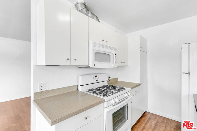 917 N Cedar Street, Inglewood CA: https://media.crmls.org/mediaz/29b3a3e2-7960-4a88-920e-35f2721e3bb8.jpg