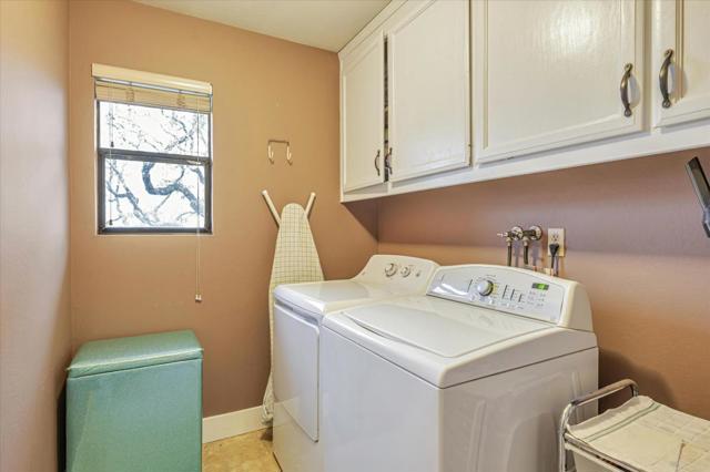 4 Harris Hill Drive, Novato CA: https://media.crmls.org/mediaz/29b4ad95-e50b-4b9c-aa81-66b120bf8a47.jpg