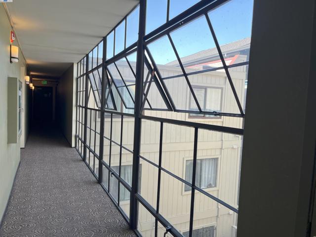 3751 Harrison St, Oakland CA: https://media.crmls.org/mediaz/29b4afe9-2405-4573-9fef-b867d1959311.jpg