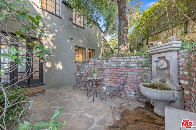 3827 Carnavon Way, Los Angeles CA: https://media.crmls.org/mediaz/29b5211e-44ba-4da9-97ae-e91a91e3172c.jpg