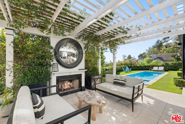 1640 N Kings Road, Los Angeles CA: https://media.crmls.org/mediaz/29b5465a-b507-46a8-891f-a771c66d7923.jpg