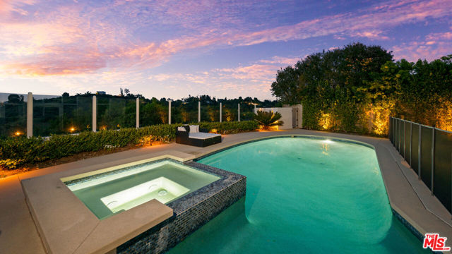 11671 Dona Alicia Place, Studio City CA: https://media.crmls.org/mediaz/29b7126f-c5cb-4693-9e15-709cc225d623.jpg