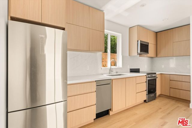 5912 1/2 Mammoth Avenue, Sherman Oaks CA: https://media.crmls.org/mediaz/29b94f16-be6d-4a9a-8583-62fc616a1056.jpg