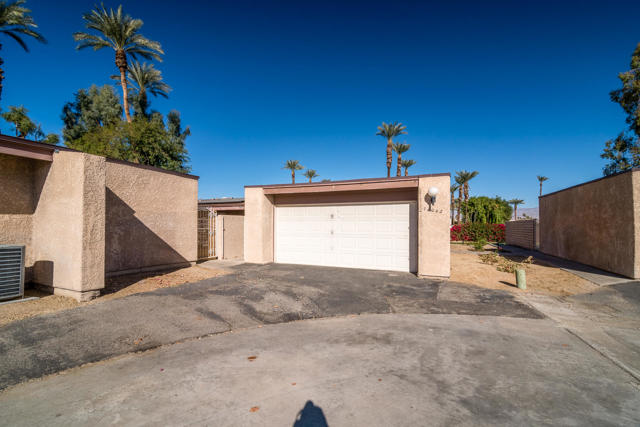 74042 Catalina Way, Palm Desert CA: https://media.crmls.org/mediaz/29ba8b90-564a-4251-a54e-ca72292aab96.jpg