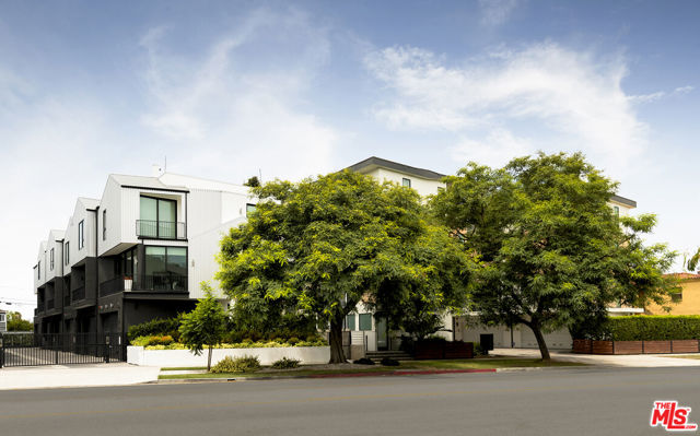 5154 W Redondo Court, Los Angeles CA: https://media.crmls.org/mediaz/29bbe20d-cf1c-490e-bb39-5b4d14db29eb.jpg