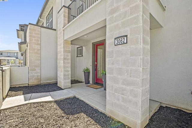 3062 Beaded Mist Walk, Sacramento CA: https://media.crmls.org/mediaz/29bc8d31-fb08-403f-8763-888b1ff1c13f.jpg