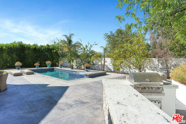 19633 Wells Drive, Tarzana CA: https://media.crmls.org/mediaz/29bc91d0-2673-44f4-961e-f4c7e15dbc15.jpg