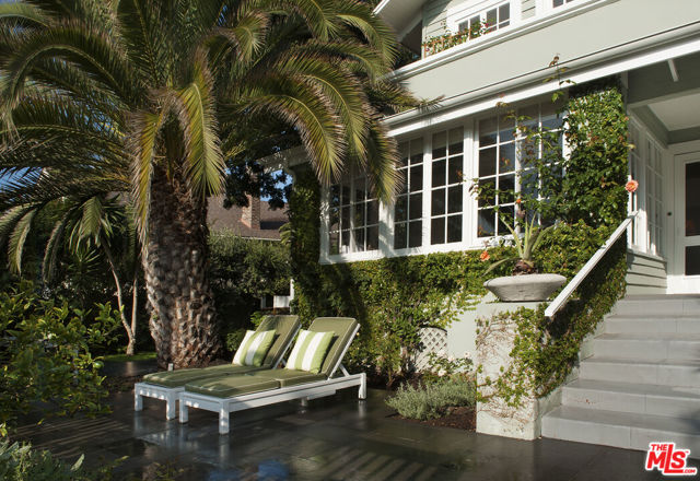 51 27th Avenue, Venice CA: https://media.crmls.org/mediaz/29bd2221-b07e-459f-be28-145a3d7ef9a2.jpg