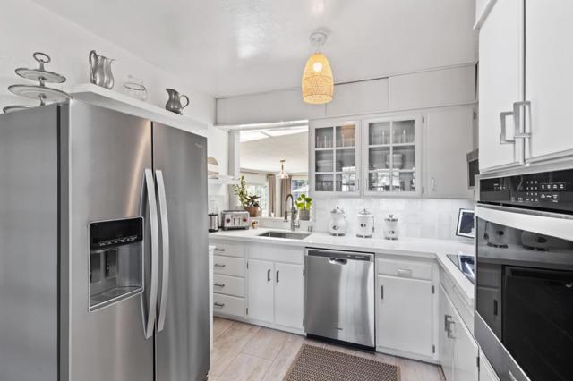 2061 Oakley Avenue, Menlo Park CA: https://media.crmls.org/mediaz/29bd3b6d-2d6c-439d-b9a0-752a1ea58eb4.jpg