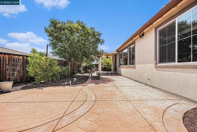 4637 Appleglen St, Antioch CA: https://media.crmls.org/mediaz/29bd4e28-8e67-4b26-ae0e-442dced0b507.jpg
