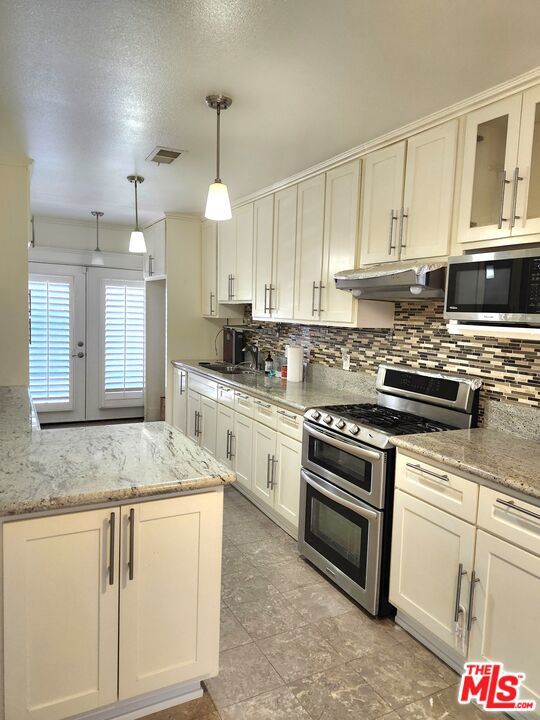 857 S Norton Avenue, Los Angeles CA: https://media.crmls.org/mediaz/29bdb9ed-a033-48cc-9895-856e42a7fb36.jpg