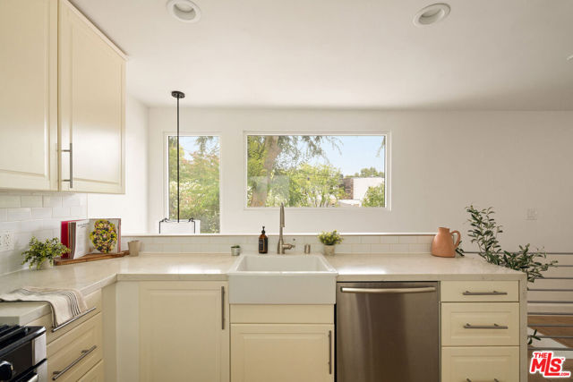 12366 Laurel Terrace Drive, Studio City CA: https://media.crmls.org/mediaz/29bfe983-ffb9-4168-8b71-d997d363cd9e.jpg