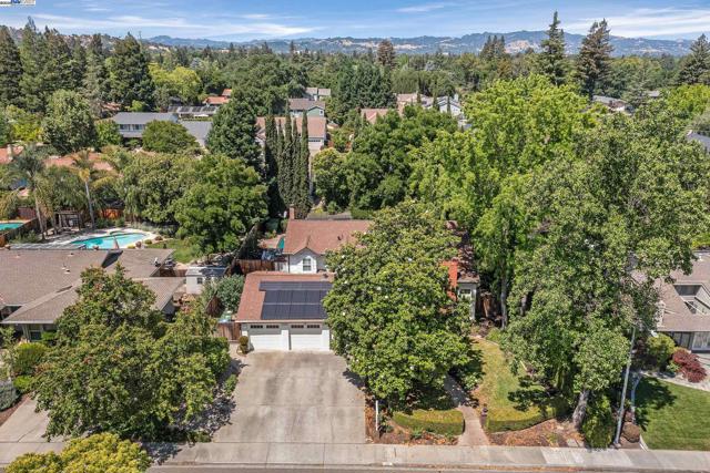 519 Ellesmere Dr, Walnut Creek CA: https://media.crmls.org/mediaz/29c0798b-1394-49f9-bca6-afd7c81c7803.jpg