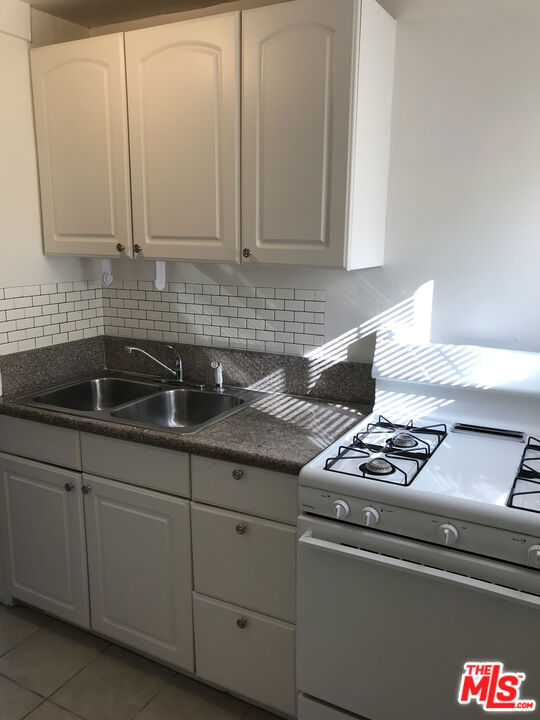 1060 E 6th Street, Long Beach CA: https://media.crmls.org/mediaz/29c07f87-d3a7-4ca3-91d9-0611cbbf9fe5.jpg