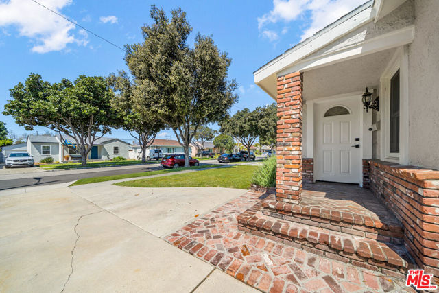 6112 Bonfair Avenue, Lakewood CA: https://media.crmls.org/mediaz/29c0e6cf-6aaa-4960-9e6a-3e4eb26ac255.jpg