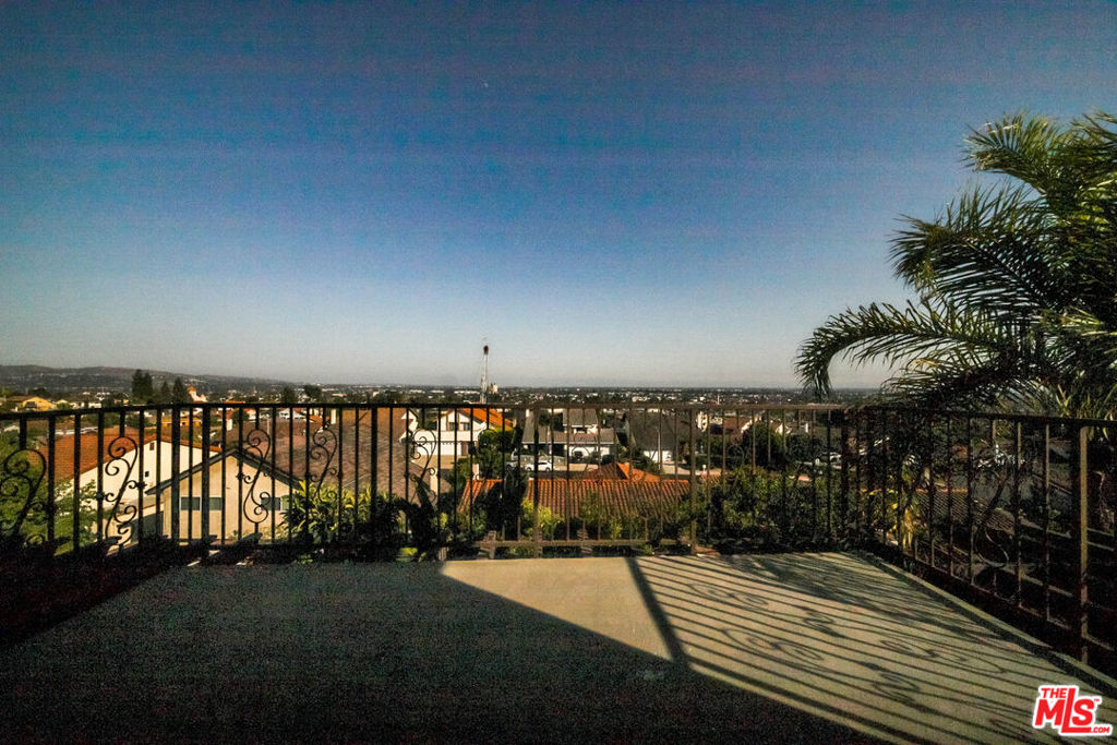 https://media.crmls.org/mediaz/29c28b58-6359-47b1-9161-3aa674ac9ea0.jpg?preset=X-Large
