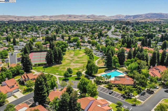 4667 Laurie Cmn, Livermore CA: https://media.crmls.org/mediaz/29c2a65f-c5e9-4d9c-b300-71207c6de44e.jpg