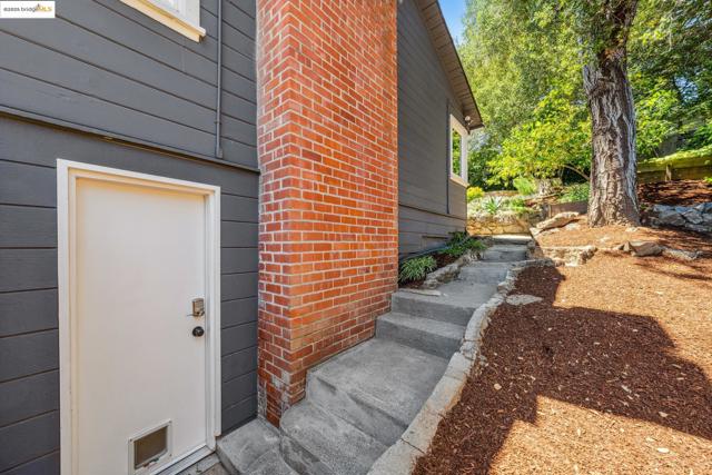 7069 Saroni Dr, Oakland CA: https://media.crmls.org/mediaz/29c48bf3-e635-4bcf-8fe5-811840a3b029.jpg