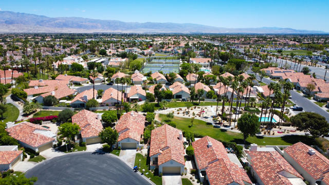 43870 Via Granada, Palm Desert CA: https://media.crmls.org/mediaz/29c6664e-981a-4fef-9220-bf87a4bc3f2d.jpg