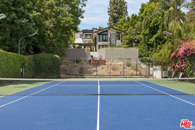 16820 Oak View Drive, Encino CA: https://media.crmls.org/mediaz/29c6944e-8741-4241-a6cd-75b13df64524.jpg