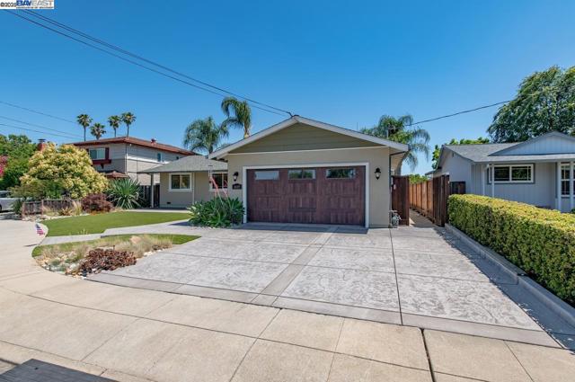 1429 Columbus Ave, Livermore CA: https://media.crmls.org/mediaz/29c6b0f3-bbd1-4be2-a11f-50b4b63b071d.jpg