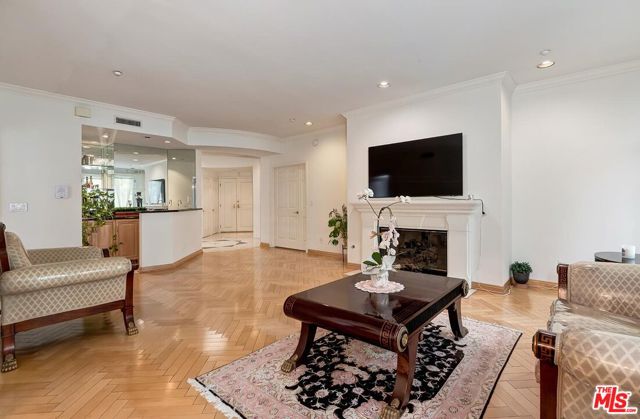 121 N Almont Drive, Beverly Hills CA: https://media.crmls.org/mediaz/29c7510f-3a3e-4837-ab8e-35d6b4e1e997.jpg
