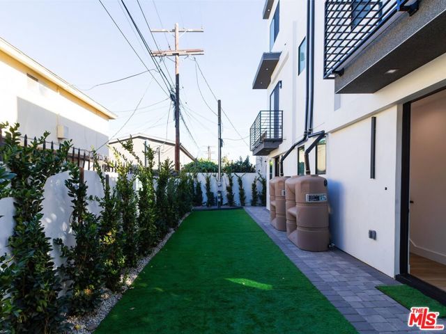 2817 1/2 S Redondo Boulevard, Los Angeles CA: https://media.crmls.org/mediaz/29c79348-334c-42cc-8103-b3b84d84fe6e.jpg