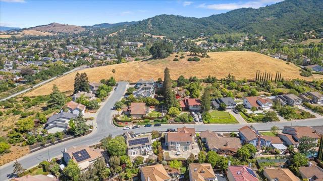 1141 Valley Quail Circle, San Jose CA: https://media.crmls.org/mediaz/29c9a68b-82a0-44af-92ba-ba8b61dab86f.jpg