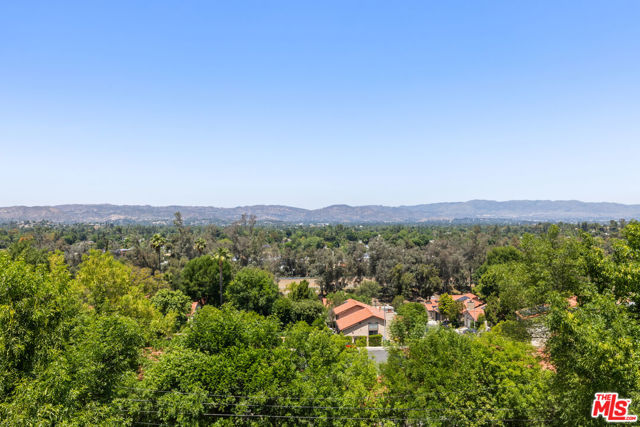 22449 Cass Avenue, Woodland Hills CA: https://media.crmls.org/mediaz/29cb0d55-a3d6-492c-92bd-47ef88762785.jpg