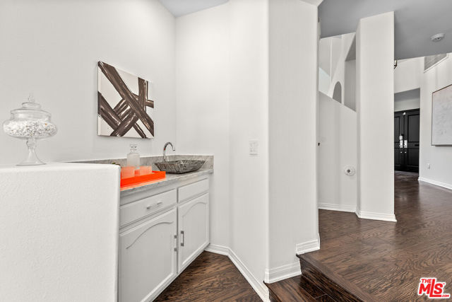 4744 Norwich Avenue, Sherman Oaks CA: https://media.crmls.org/mediaz/29cb1d30-bd72-4d05-9fa0-32dc627453be.jpg