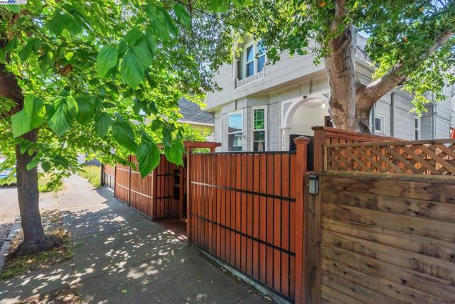 1706 Fairview St, Berkeley CA: https://media.crmls.org/mediaz/29cc0d3c-df51-401a-9c10-c27b9396830e.jpg